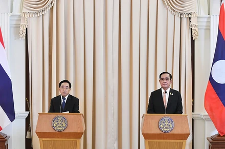 Thủ tướng hai nước Thái Lan và Lào tại buổi họp báo.