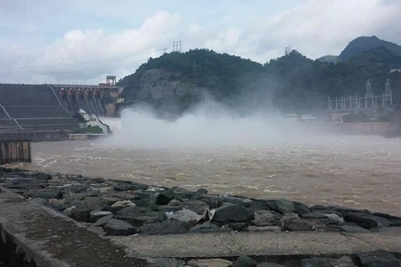 Nhà máy Thủy điện Hòa Bình mở cửa xả đáy năm 2018.