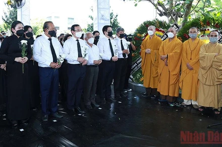 Các đồng chí lãnh đạo, nguyên lãnh đạo các cấp tiễn đưa đồng chí Ngô Thị Huệ về nơi an nghỉ cuối cùng.