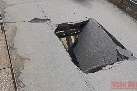 Ngày 28/5, lỗ thủng xuất hiện tại tấm đan mặt cầu thuộc nhịp số 6 trên đường bộ cầu Long Biên. (Ảnh: Công ty Hà Hải)