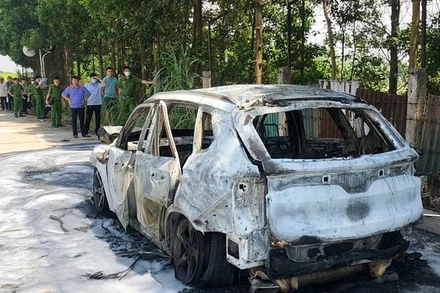 Chiếc xe bị cháy tại hiện trường.