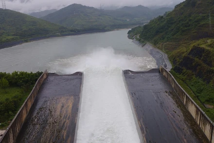 14 giờ chiều 11/6, Công ty Thủy điện Sơn La mở cửa xả.