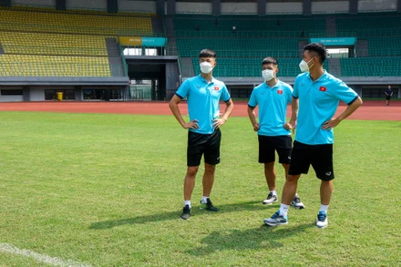 Các cầu thủ cảm nhận sân vận động Patriot Candrabhga (TP Bekasi, Indonesia). 