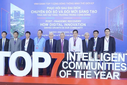 Lãnh đạo tỉnh Bình Dương và lãnh đạo ICF chúc mừng Bình Dương vào Top 7 ICF năm 2022.