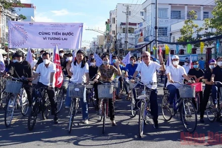 Đông đảo người dân Sóc Trăng hưởng ứng đạp xe bảo vệ môi trường.