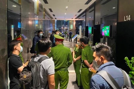 Cơ quan chức năng khám xét tại trụ sở Tập đoàn FLC.