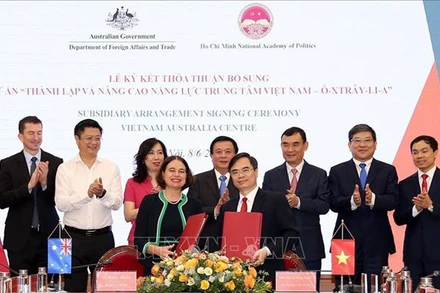 Lễ ký thỏa thuận hợp tác giữa Học viện Chính trị Quốc gia Hồ Chí Minh với Bộ Ngoại giao và Thương mại Australia triển khai Dự án “Thành lập và nâng cao năng lực của Trung tâm Việt Nam-Australia”. (Ảnh: TTXVN)
