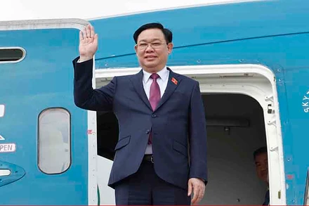 Chủ tịch Quốc hội Vương Đình Huệ đến sân bay quốc tế London Heathrow. (Ảnh: TTXVN)