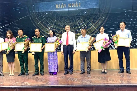 Lãnh đạo UBND thành phố Cần Thơ trao giải Nhất cho các tác giả đạt giải.