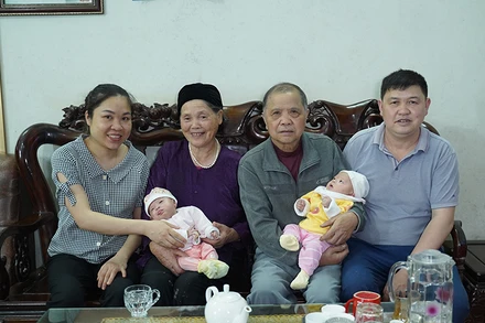 Hạnh phúc sau 14 năm "săn con" của anh Hóa, chị Miền.