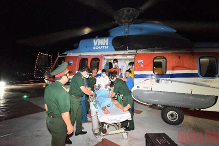 Bệnh nhân được đưa vào đất liền trong đêm 13/6. (Ảnh bệnh viện cung cấp)