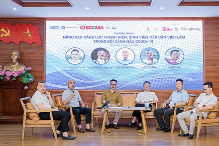 Các diễn giả trao đổi với sinh viên, thanh niên tại chương trình.