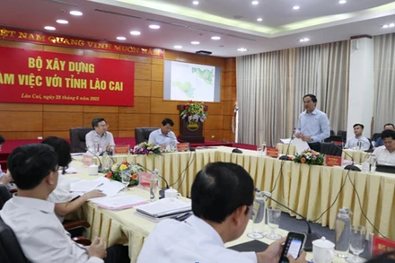 Chủ tịch UBND tỉnh Lào Cai Trịnh Xuân Trường báo cáo về công tác quản lý nhà nước ngành Xây dựng trên địa bàn tỉnh.