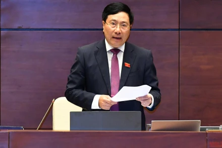 Phó Thủ tướng Thường trực Chính phủ Phạm Bình Minh trả lời chất vấn chiều 9/6. (Ảnh: LINH KHOA)