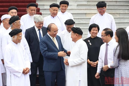 Chủ tịch nước trò chuyện với đại biểu chức sắc các Hội thánh và tổ chức Cao Đài.