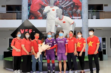 Đại diện Hội cổ động viên Việt Nam (phía bắc) đã đến tặng hoa đội tuyển nữ trước giờ lên đường. (Ảnh: VFF)