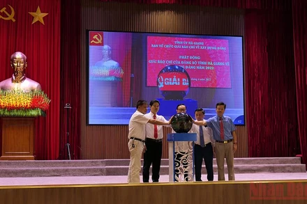 Các đồng chí lãnh đạo tỉnh Hà Giang bấm nút phát động Giải báo chí về công tác xây dựng Đảng.
