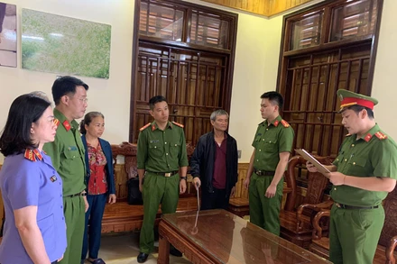 Công an Sơn La thi hành quyết định khởi tố vụ án, khởi tố bị can và lệnh bắt tạm giam đối với ông Bùi Mạnh Hùng.