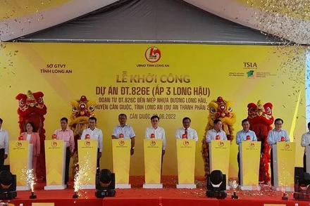 Lãnh đạo tỉnh Long An và các nhà đầu tư ấn nút khởi công dự án thành phần hai đường tỉnh 826E.