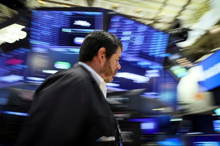 Người tham gia giao dịch tại Sàn giao dịch chứng khoán New York (NYSE), Mỹ, ngày 15/6/2022. (Ảnh: Reuters)