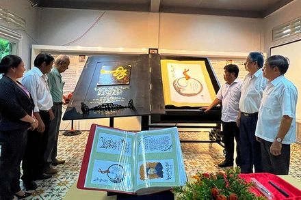 Ra mắt quyển thư pháp khổ lớn về Danh nhân Nguyễn Ðình Chiểu tại Bến Tre. 