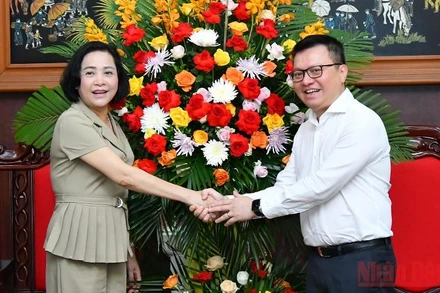 Tổng Biên tập Báo Nhân Dân Lê Quốc Minh cảm ơn đồng chí Nguyễn Thị Thanh, Ủy viên Trung ương Đảng, Trưởng Ban Công tác đại biểu thuộc Ủy ban Thường vụ Quốc hội đến chúc mừng Báo Nhân Dân nhân dịp kỷ niệm 97 năm Ngày Báo chí cách mạng Việt Nam. (Ảnh: ĐĂNG KHOA)