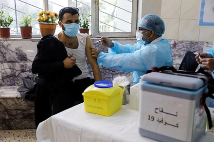 Tiêm vaccine ngừa Covid-19 tại thủ đô Baghdad, Iraq, ngày 2/3/2021. (Ảnh: Reuters)