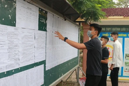 Kiểm tra lại số báo danh trước khi vào phòng thi. (Ảnh: Đức Anh)