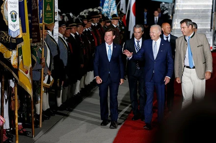 Thủ hiến bang Bavaria Markus Soeder đón Tổng thống Mỹ Joe Biden tại sân bay Franz-Josef-Strauss ở Munich, ngày 25/6. (Ảnh: Reuters)