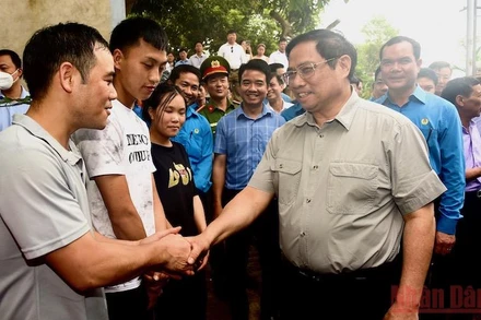 Thủ tướng Phạm Minh Chính thăm công nhân tại Bắc Giang. (Ảnh: Trần Hải)