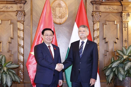 Chủ tịch Quốc hội Vương Đình Huệ và Chủ tịch Quốc hội Hungary László Kövér trước khi hội đàm. (Ảnh: TTXVN)