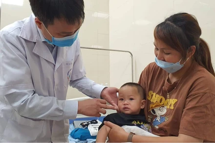 Các bác sĩ khám, đánh giá sau phẫu thuật cho trẻ bị khe hở môi-vòm miệng.