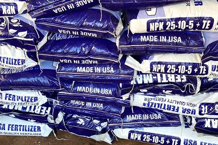 Các cơ quan chức năng thu giữ hơn 100 tấn phân bón nghi giả để điều tra, làm rõ.