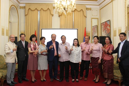 Lãnh đạo và cán bộ của hai Đại sứ quán, các cơ quan đại diện Việt Nam-Lào tại Pháp khẳng định quyết tâm đóng góp tích cực hơn nữa để gìn giữ, vun đắp mối quan hệ đặc biệt giữa hai nước. 