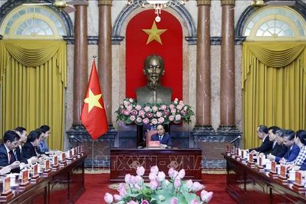 Chủ tịch nước Nguyễn Xuân Phúc tiếp đồng chí Khemmani Pholsena, Bộ trưởng, Chủ nhiệm Văn phòng Chủ tịch nước Lào. (Ảnh: Thống Nhất/TTXVN)