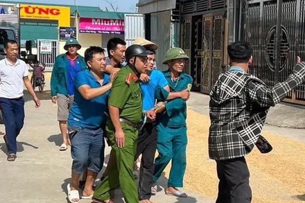 Lực lượng Công an xã Yên Dương bắt giữ đối tượng Triệu Quân Sự. 