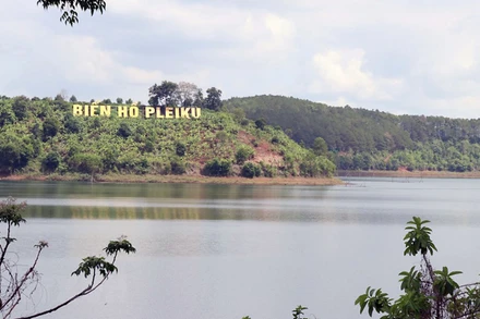 Phong cảnh nên thơ của khu du lịch Biển Hồ.