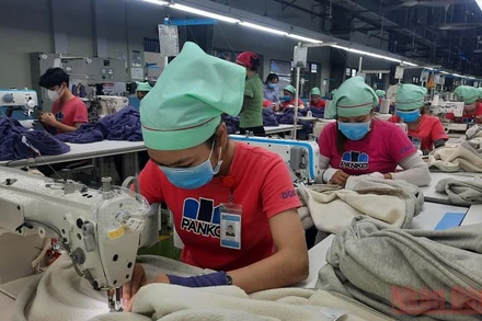 Bảo hiểm xã hội Việt Nam đã triển khai giảm đóng vào các quỹ Bảo hiểm xã hội và chi hỗ trợ từ nguồn quỹ Bảo hiểm thất nghiệp với tổng kinh phí hơn 45.444 tỷ đồng cho người lao động và người sử dụng lao động. (Ảnh: Trung Tâm)