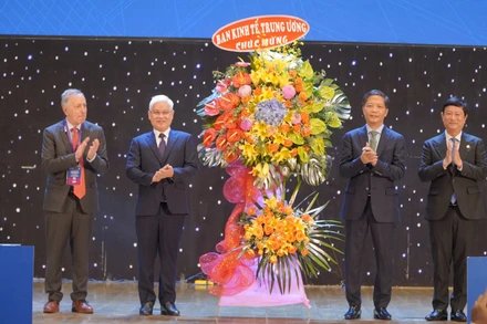 Đồng chí Trần Tuấn Anh, Ủy viên Bộ Chính trị, Trưởng Ban Kinh tế Trung ương trao tặng hoa cho lãnh đạo tỉnh Bình Dương và ICF.