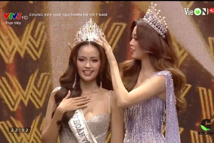 Hoa hậu Nguyễn Trần Khánh Vân trao vương miện cho Hoa hậu Nguyễn Thị Ngọc Châu. (Ảnh chụp màn hình)