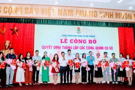 Lãnh đạo Ban Quản lý Khu kinh tế Hải Phòng và Liên đoàn Lao động thành phố trao quyết định và tặng hoa cho các tổ chức công đoàn.