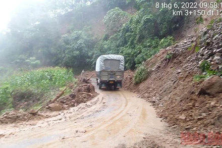 Các điểm sạt lở được khắc phục sau đó gần 3 giờ, phục vụ nhu cầu đi lại của nhân dân.