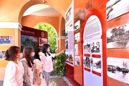 Các bạn sinh viên tham quan triển lãm trong buổi khai mạc.