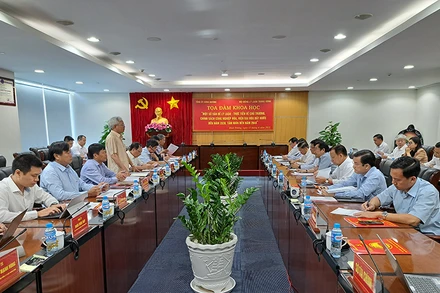 GS.TS Tạ Ngọc Tấn, Phó Chủ tịch Thường trực Hội đồng Lý luận Trung ương phát biểu ý kiến tại buổi tọa đàm.