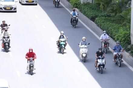 Hà Nội trải qua đợt cao điểm nắng nóng, có lúc tới 40 độ C