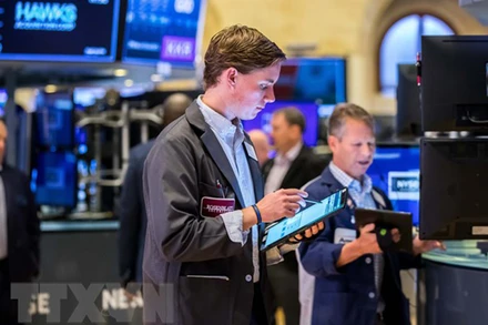 Giao dịch viên tại Sàn chứng khoán New York, Mỹ. (Ảnh: THX/TTXVN)