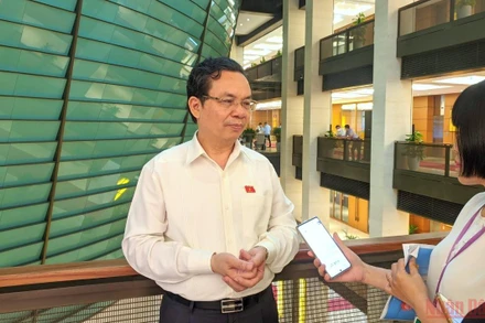 Đại biểu Hoàng Văn Cường (Hà Nội) trao đổi ý kiến bên lề Kỳ họp thứ ba, Quốc hội khóa XV, chiều 1/6. (Ảnh: TRUNG HƯNG)