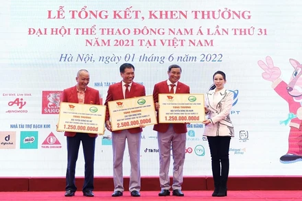 Phó Chủ tịch Hội đồng quản trị Golf Long Thành Lê Nữ Thùy Dương trao bảng biểu trưng cho đại diện các vận động viên có thành tích thi đấu xuất sắc tại SEA Games 31.