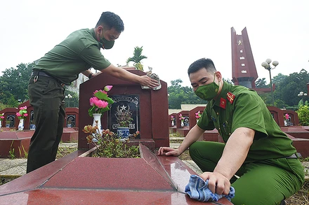 Cán bộ, chiến sĩ trẻ lực lượng công an Thủ đô thắp hương, chỉnh trang mộ liệt sĩ trong khuôn khổ Chiến dịch.