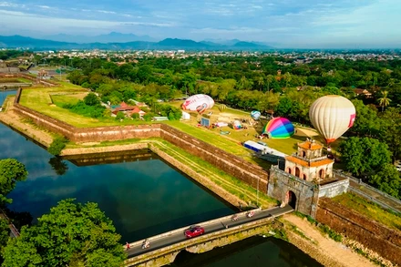 Những khinh khí cầu lớn bay trên Kinh thành Huế.